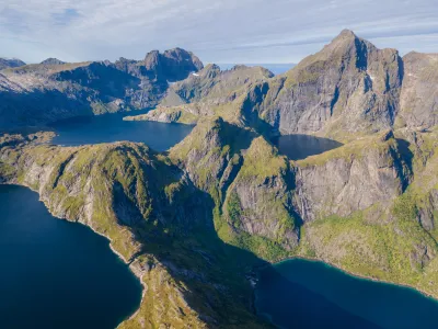Hermannsdalstinden (1029 m) et nombreux lacs d'altitude (vue drone)