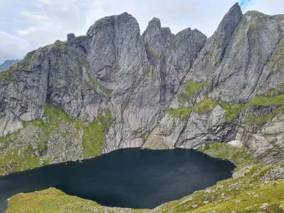 Lac d'Austderdalsvatnet et sommet de Munken (797 m) sur la droite