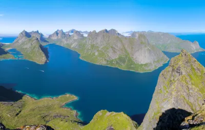 Panorama de Kjerkfjorden depuis le sommet de Helvete