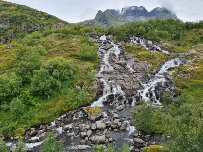 Cascades peu après le départ de Sørvågen Cascades peu après le départ de Sørvågen