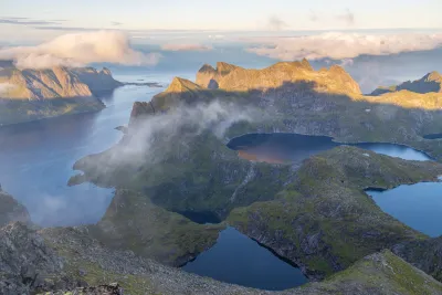 Vue au Sud-Est depuis le sommet de Hermannsdalstinden Vue au Sud-Est depuis le sommet de Hermannsdalstinden