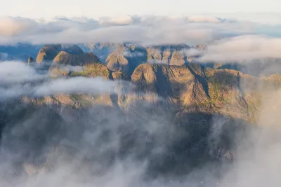 Massif de Rostadtindan sous les nuages Massif de Rostadtindan sous les nuages