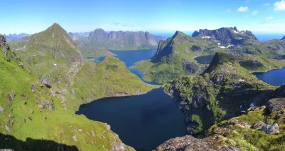 Sommet de Brynliskartinden (798 m) à gauche, Munken (797 m) au dessus du lac de Tennesvatnet à droite Sommet de Brynliskartinden (798 m) à gauche, Munken (797 m) au dessus du lac de Tennesvatnet à droite