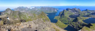 Panorama au Nord-Est depuis le sommet de Hermannsdalstinden Panorama au Nord-Est depuis le sommet de Hermannsdalstinden