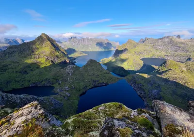 Sommet de Brynliskartinden (798 m) à gauche, Munken (797 m) au dessus du lac de Tennesvatnet à droite Sommet de Brynliskartinden (798 m) à gauche, Munken (797 m) au dessus du lac de Tennesvatnet à droite