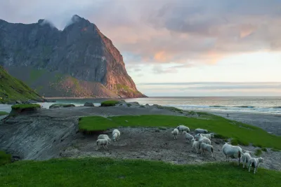 Plage de Kvalvika et sommet de Kjerringa