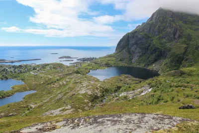 Village de Sørvågen et lac de Tindasvatnet Village de Sørvågen et lac de Tindasvatnet