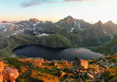 Lacs de Tennesvatnet et Krokvatnet devant les sommets de Breitinden (747 m) et Hermanndalstinden (1029 m) Lacs de Tennesvatnet et Krokvatnet devant les sommets de Breitinden (747 m) et Hermanndalstinden (1029 m)