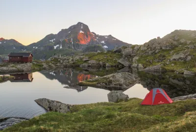 Hermannsdalstinden depuis les huttes de Munkebu Hermannsdalstinden depuis les huttes de Munkebu