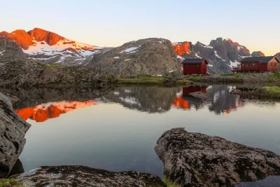 Reflets de Støvla et Breitinden dans le lac de Munkebu Reflets de Støvla et Breitinden dans le lac de Munkebu