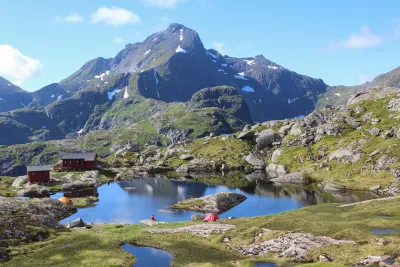 Lac et huttes de Munkebu devant Hermannsdalstinden (1029 m) Lac et huttes de Munkebu devant Hermannsdalstinden (1029 m)