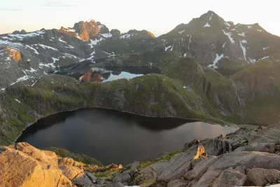 Lacs de Tennesvatnet et Krokvatnet devant les sommets de Breitinden (747 m) et Hermanndalstinden (1029 m) Lacs de Tennesvatnet et Krokvatnet devant les sommets de Breitinden (747 m) et Hermanndalstinden (1029 m)