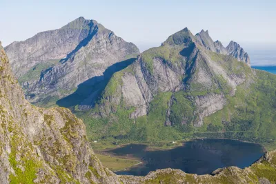 Ulvstinden (902 m) et Kitinden (757 m) devant Selfjorden