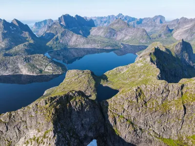 Lac de Solbjørnvatnet et Sud de l'ile de Moskenesøya (vue drone)