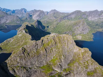 Sommet de Narvtinden puis crête de Middagstinden (514 m) (vue drone)