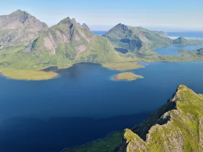 Ulvstinden (902 m) et Kitinden (757 m) devant Selfjorden