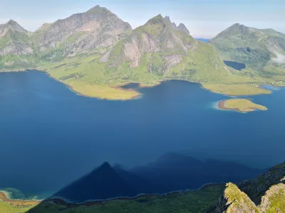 Ombres de Narvtinden sur Selfjorden