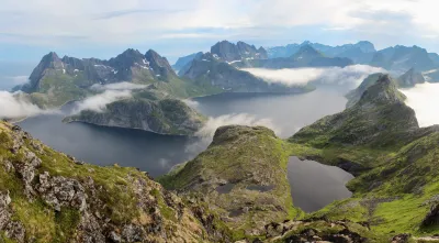 Panorama du lac de Solbjørnvatnet une journée plus nuageuse