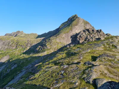 Sommet de Tekoppstetten (365 m) devant Narvtinden (688 m)