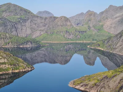 Magnifiques réflexions de Målheia (475 m) et Manntinden (560 m)