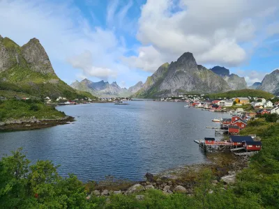 Reine surveillée par le magnifique sommet de Olstinden (675 m) Reine surveillée par le magnifique sommet de Olstinden (675 m)