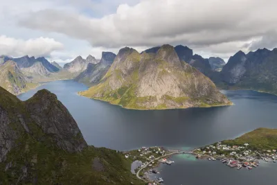 Olstinden séparant les fjords de Kjerkfjorden et Vorfjorden Olstinden séparant les fjords de Kjerkfjorden et Vorfjorden