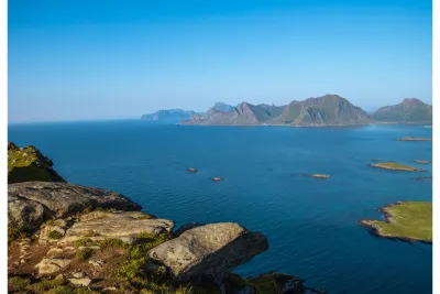 Vue au Nord-Est vers Flakstadøya et Vestvågøya Vue au Nord-Est vers Flakstadøya et Vestvågøya