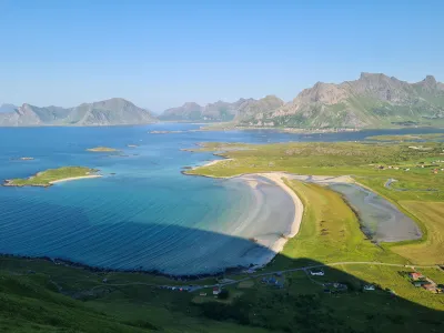 Plage de Sandbotnen et ile de Flakstadøya Plage de Sandbotnen et ile de Flakstadøya