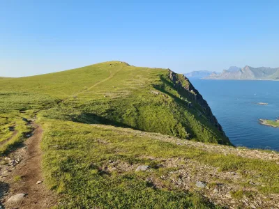 Arrivé sur le plateau, sentier vers le "sommet" de Røren Arrivé sur le plateau, sentier vers le "sommet" de Røren