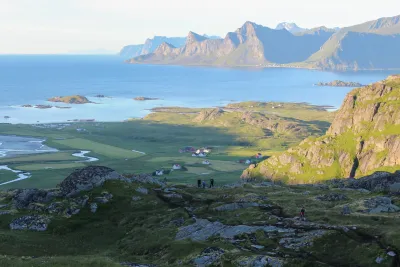 Vue au Nord Ouest vers Flakstadøya et le village de Vikten Vue au Nord Ouest vers Flakstadøya et le village de Vikten