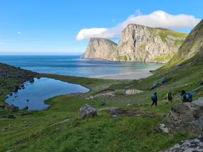 Sommet de Ryten et Fuglhuken en arrivant à la plage de Kvalvika depuis le Sud Sommet de Ryten et Fuglhuken en arrivant à la plage de Kvalvika depuis le Sud