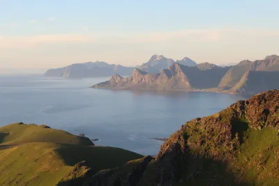 Sommet / plateau de Røren à gauche, Himmeltindan (962 m) au centre et village de Vikten Sommet / plateau de Røren à gauche, Himmeltindan (962 m) au centre et village de Vikten