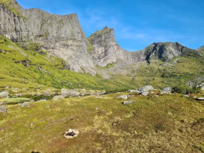 Bel emplacement de bivouac près du lac de Fageråvatnet Bel emplacement de bivouac près du lac de Fageråvatnet