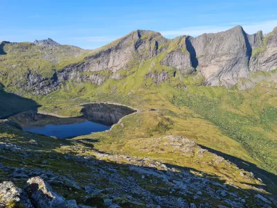 Lac de Fageråvatnet dominé par le sommet de Branntuva Lac de Fageråvatnet dominé par le sommet de Branntuva