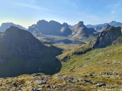 Vue au Sud vers le lac de Solbjørnvatnet Vue au Sud vers le lac de Solbjørnvatnet