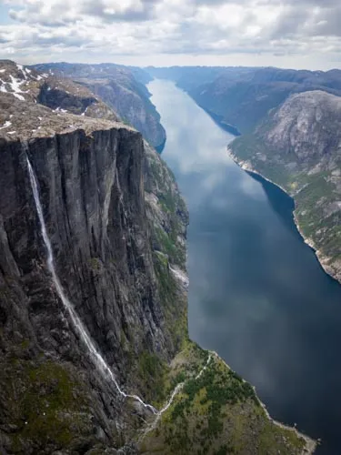 Vue plongeante sur le Lysefjord et sa haute cascade depuis le Kjeragbolten, Norvège
