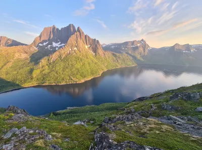 Le fjord de Mefjorden et les sommets de Breitinden, Store Hesten et LitleHesten Le fjord de Mefjorden et les sommets de Breitinden, Store Hesten et LitleHesten
