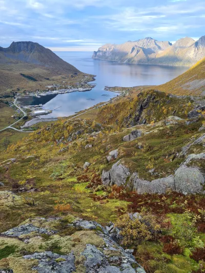 Descente sur Senjahopen, on aperçoit le cimetière du départ près de la route