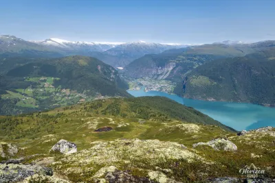Lustrafjord, à l'ouest Lustrafjord, à l'ouest