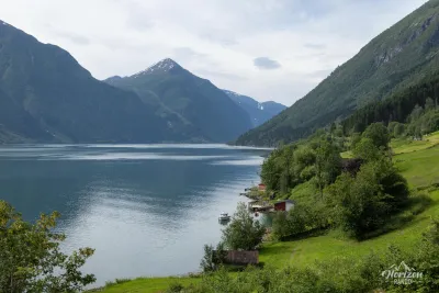 Vue du fjord de Fjærland au départ Vue du Fjærlandsfjord au départ