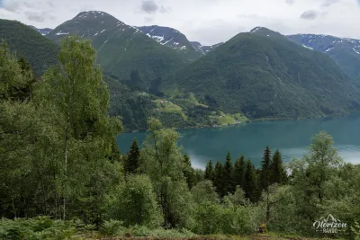 Fjærlandsfjord, aux eaux vert émeraude Fjærlandsfjord, aux eaux vert émeraude