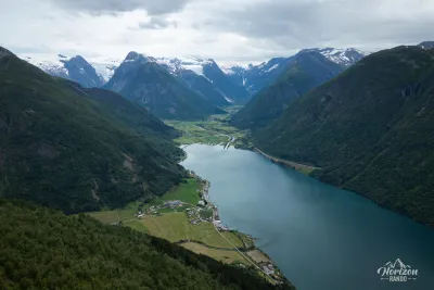 Fjærlandsfjord et le glacier de Jostedalsbreen (vue drone) Fjærlandsfjord et le glacier de Jostedalsbreen (vue drone)