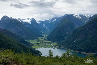 Belvédère de Nesahaugen : Fjærlandsfjord et le glacier de Jostedalsbreen Belvédère de Nesahaugen : Fjærlandsfjord et le glacier de Jostedalsbreen