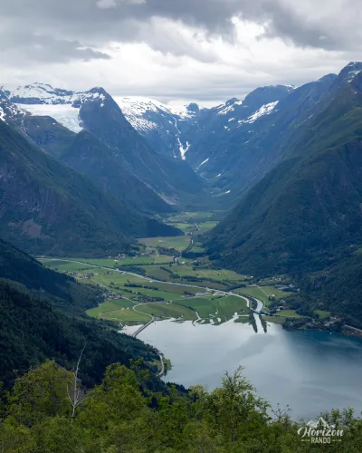 Fjærlandsfjord et le glacier de Jostedalsbreen Fjærlandsfjord et le glacier de Jostedalsbreen