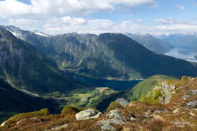 Esefjord depuis le sommet de Raudmelen Esefjord depuis le sommet de Raudmelen