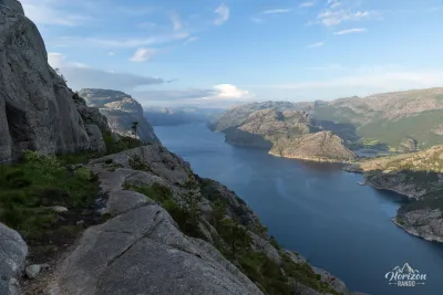 Sentier en balcon sur le Lysefjord Sentier en balcon sur le Lysefjord