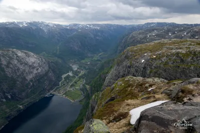 Les parois vertigineuses de Kjerag, village de Lysebotn en contrebas Les parois vertigineuses de Kjerag, village de Lysebotn en contrebas