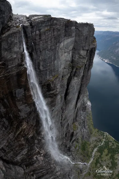 Cascade spectaculaire (vue drone) Cascade spectaculaire