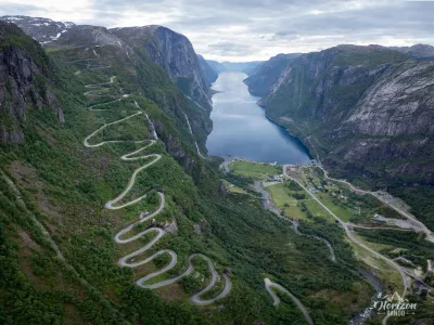 La route menant à Lysebotn (vue drone). La route menant à Lysebotn (vue drone).