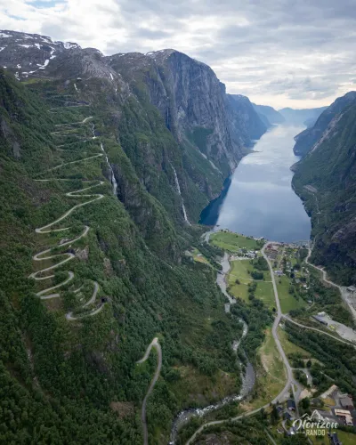 La route menant à Lysebotn (vue drone). La route menant à Lysebotn (vue drone).